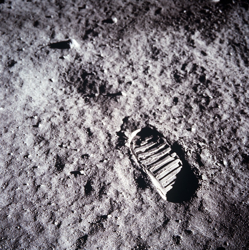 Illustration for article titled The most iconic photos in history recreated as detailed miniatures